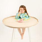 Enfant apprenant à manger seul avec le bavoir de rechange bleu-vert et son plateau - Child | Child learning to eat independently with the teal blue-green replacement bib and their tray