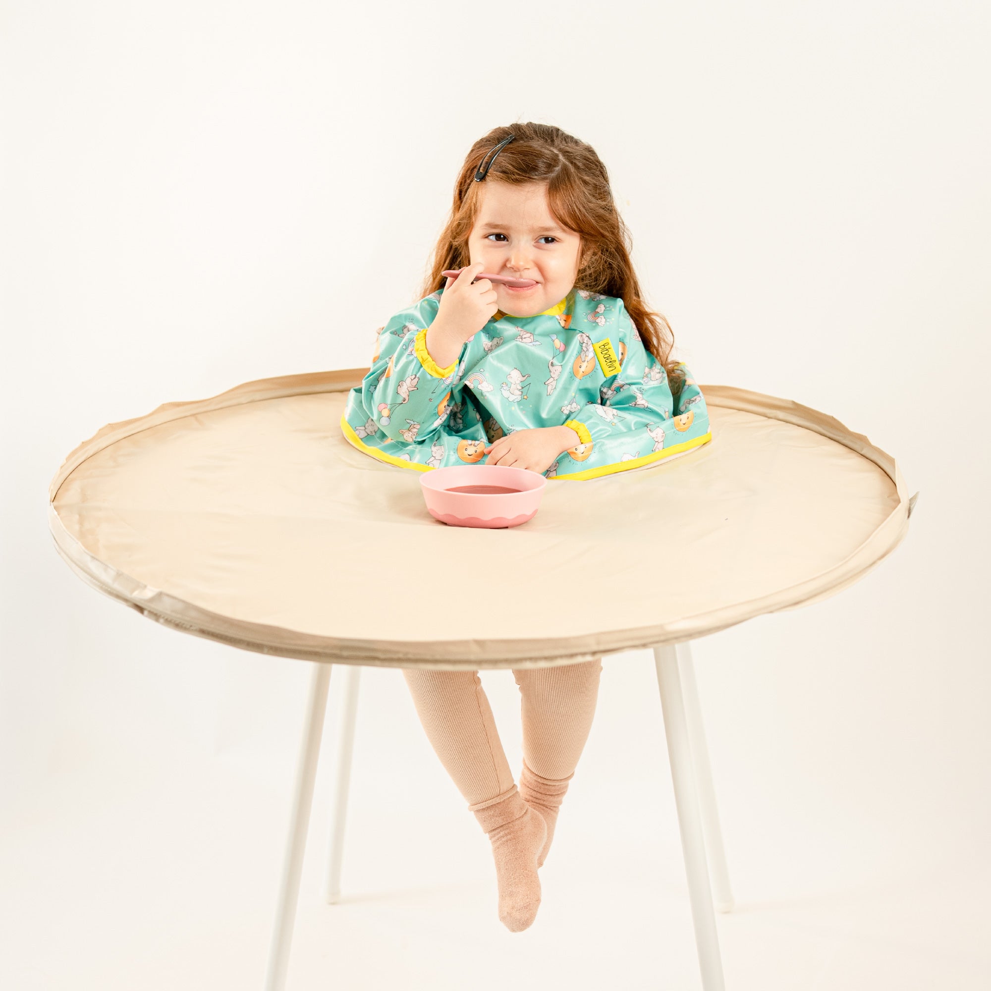 Enfant apprenant à manger seul avec le bavoir de rechange bleu-vert et son plateau - Child | Child learning to eat independently with the teal blue-green replacement bib and their tray