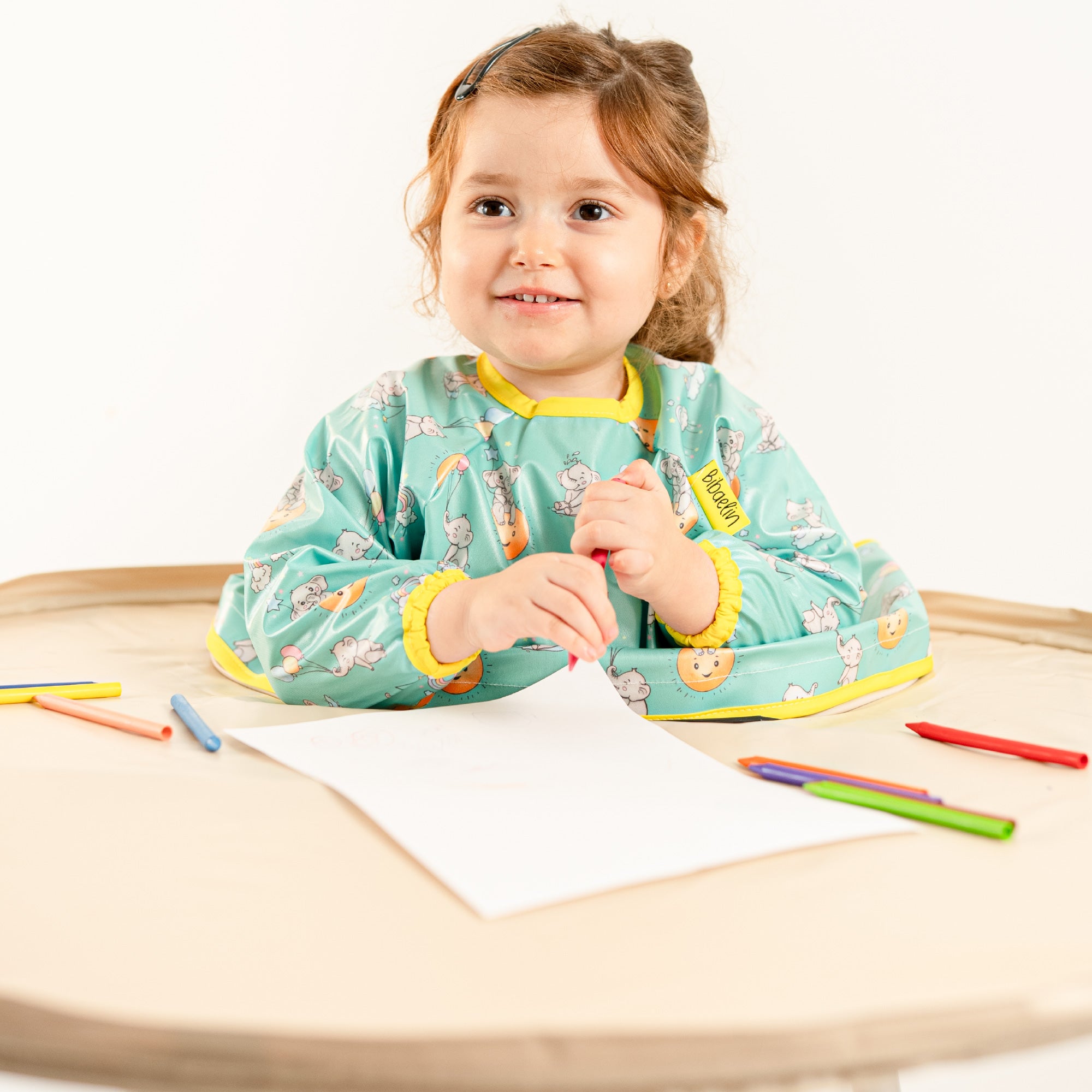 Protection idéale pour les activités manuelles avec le bavoir à manches longues Bibaelin | Ideal protection for arts and crafts with the Bibaelin long-sleeved bib