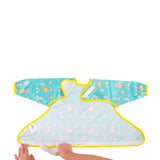 Vue intérieure du bavoir bleu-vert montrant la bande velcro de fixation au plateau BibaTray. | Inside view of teal bib showing velcro attachment for BibaTray tray.