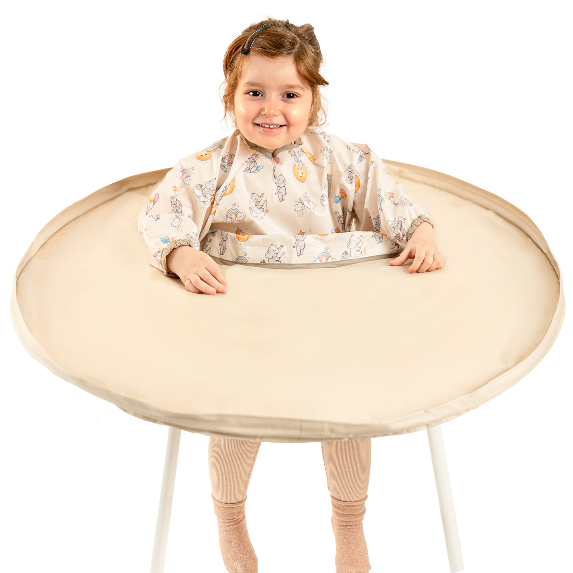 Enfant souriant utilisant le grand kit bavoir plateau intégral Bibatray-L beige | Smiling child using the large beige Bibatray-L full bib tray kit.
