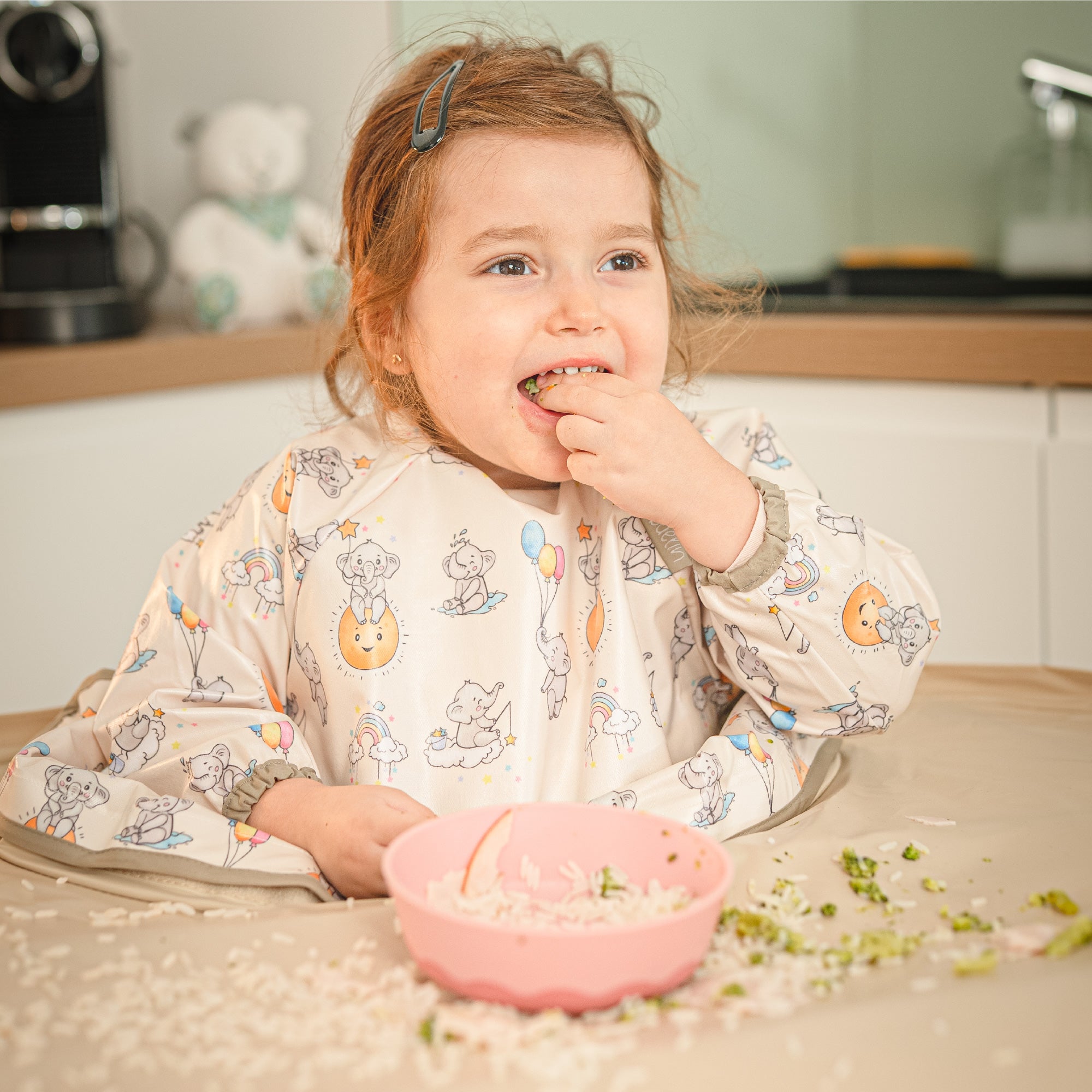 Gros plan d'un enfant mangeant de façon autonome avec le système Bibaelin | Close-up of a child eating independently with the Bibaelin system.