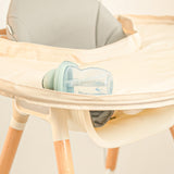 Gros plan d'une gourde sur le plateau Bibatray avec technologie anti-affaissement. | Close-up of a water bottle on the Bibatray high chair tray with no-sagging technology.