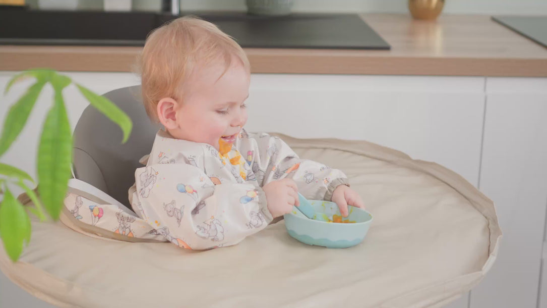 Kit bavoir et plateau BibaTray beige pour DME : repas propres et surface agrandie | BibaTray beige BLW bib and tray kit: mess-free feeding and expanded surface